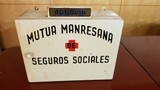 <div class=lightGallery-captions><p>fotografía Botiquín de la Mutua Manresana de Seguros Sociales</p><p>Botiquín armario de madera de la Mutua Manresana de Seguros Sociales para colgar en las empresa mutualistas</p><h4>Material cedido por 039 - MUTUA INTERCOMARCAL</h4><span>1930</span></div>